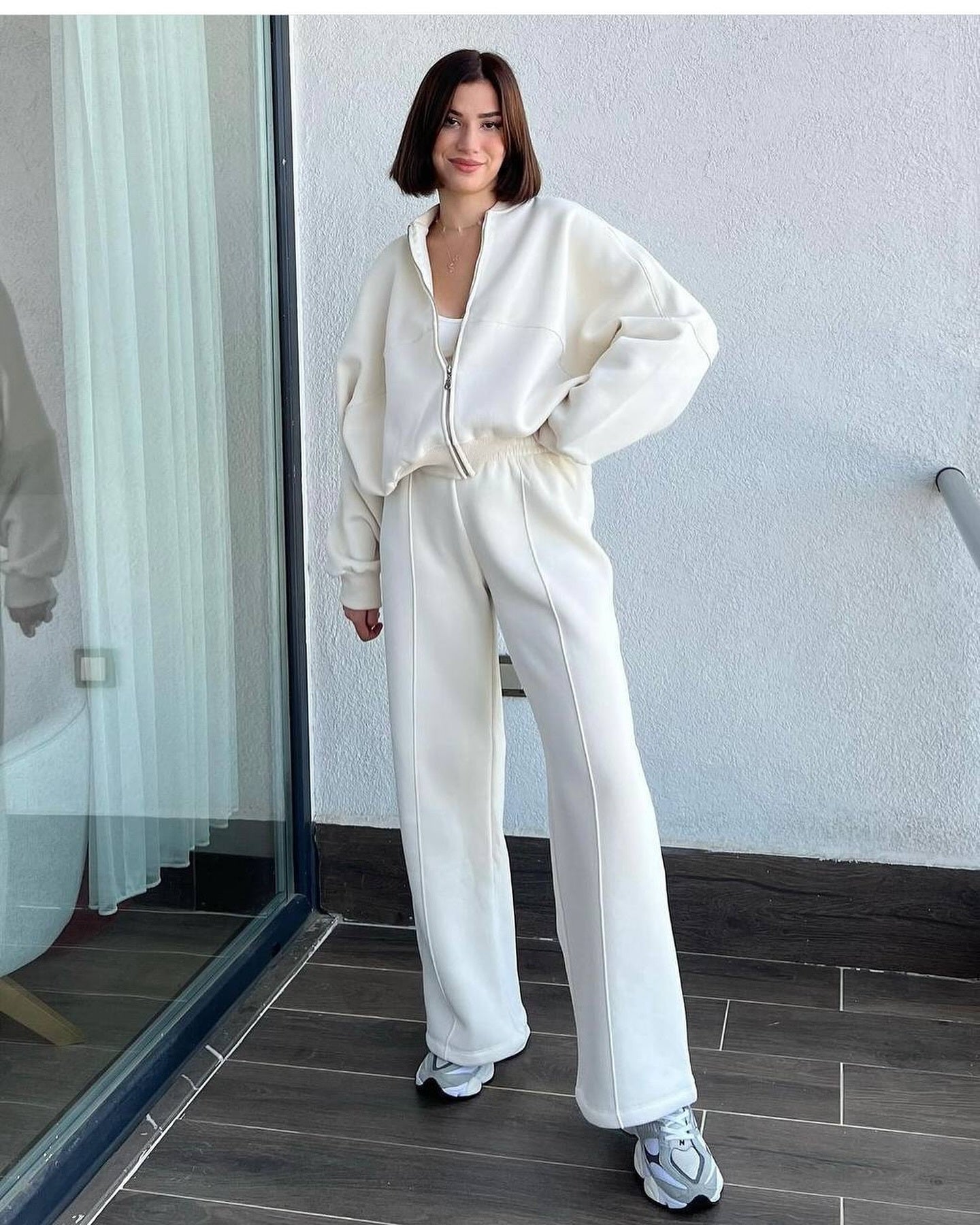 Machen Sie jeden Tag zu einem Mode-Statement mit unserem einfarbigen, lockeren Reißverschluss-Pullover und lässigen Hosenanzug