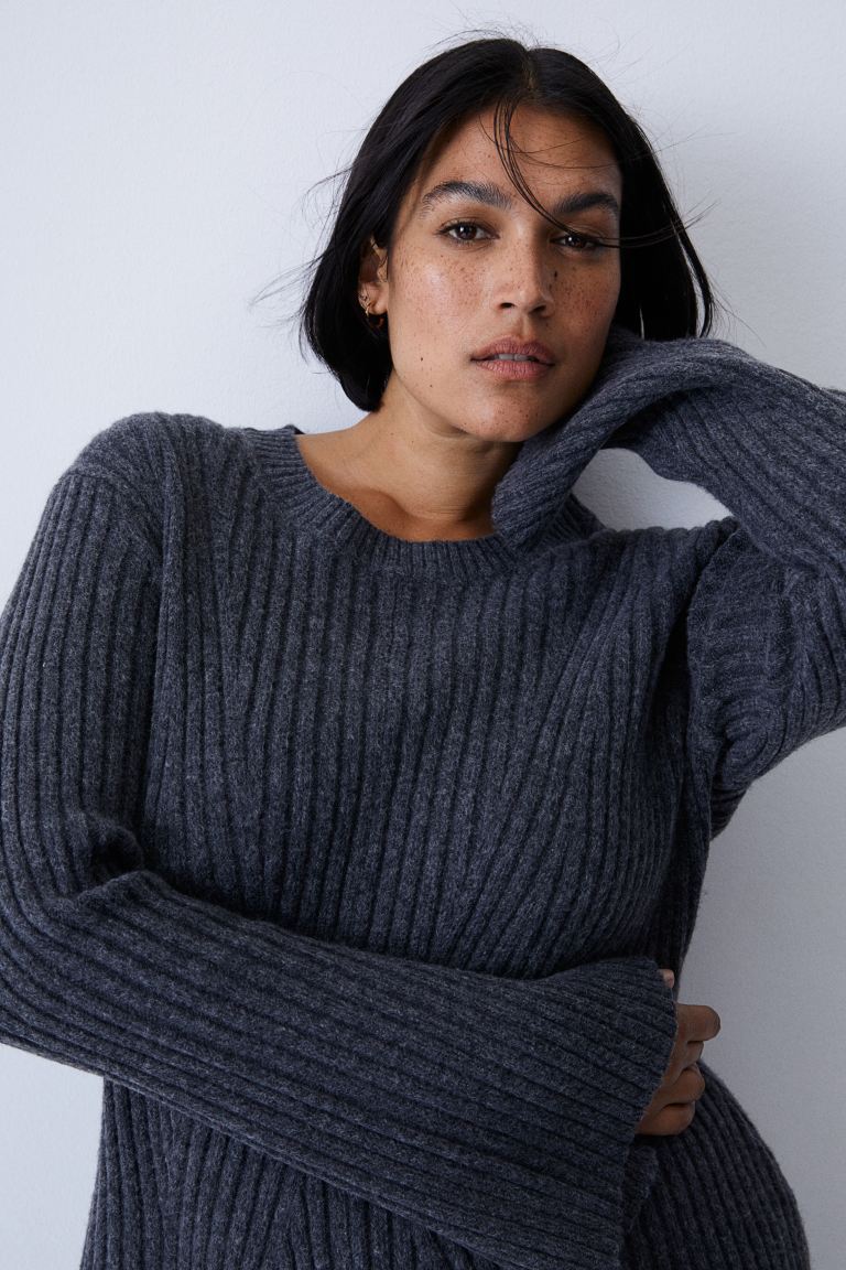 Elegantes Damen-Strickkleid mit Schlankmachendem Effekt – Zeitlos & Figurschmeichelnd