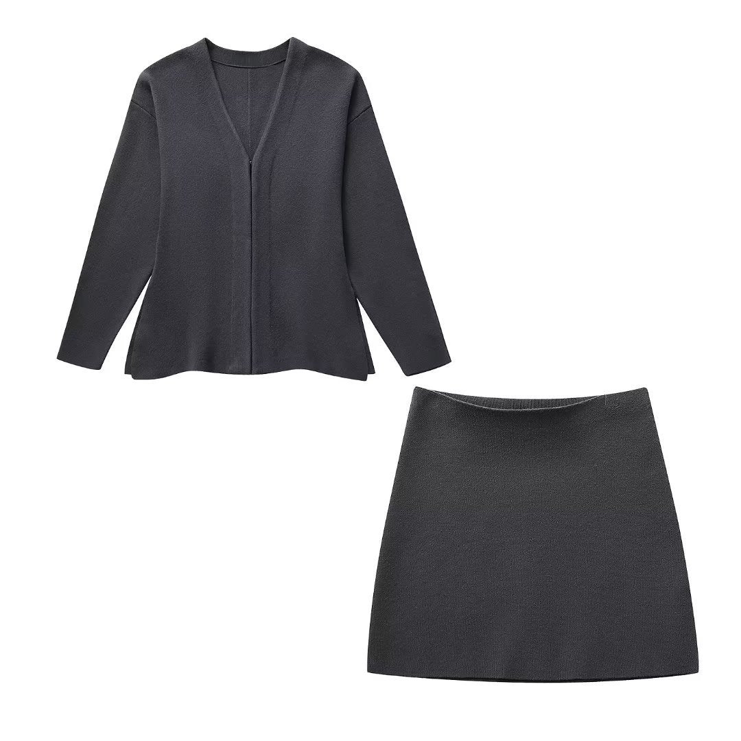 Verleihen Sie Ihrem Look mit unserem Damen-Strickmantel mit V-Ausschnitt eine zeitlose Eleganz