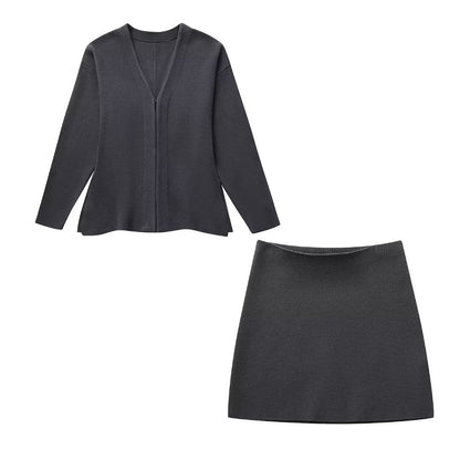 Verleihen Sie Ihrem Look mit unserem Damen-Strickmantel mit V-Ausschnitt eine zeitlose Eleganz