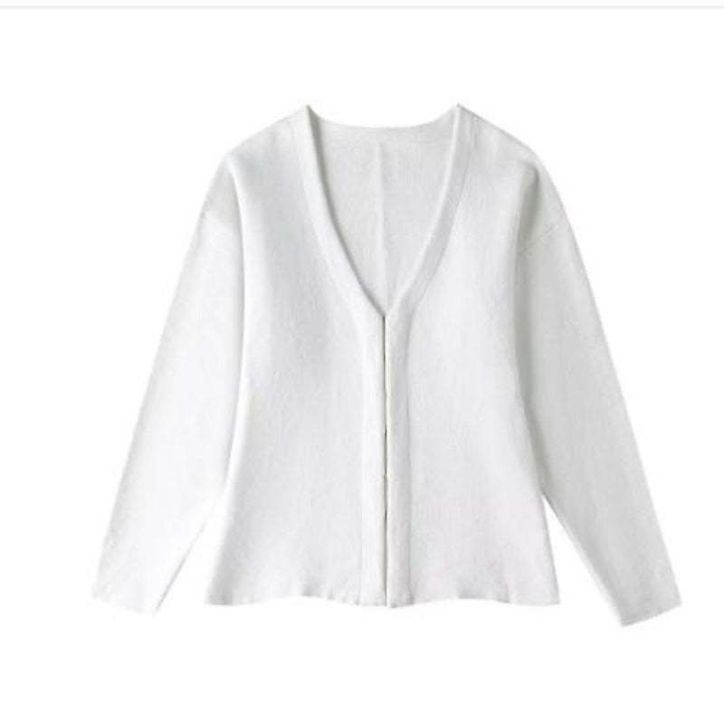 Verleihen Sie Ihrem Look mit unserem Damen-Strickmantel mit V-Ausschnitt eine zeitlose Eleganz
