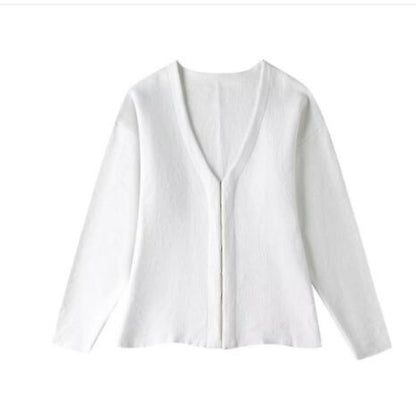 Verleihen Sie Ihrem Look mit unserem Damen-Strickmantel mit V-Ausschnitt eine zeitlose Eleganz