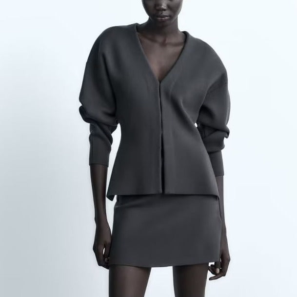 Verleihen Sie Ihrem Look mit unserem Damen-Strickmantel mit V-Ausschnitt eine zeitlose Eleganz