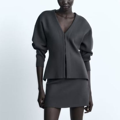 Verleihen Sie Ihrem Look mit unserem Damen-Strickmantel mit V-Ausschnitt eine zeitlose Eleganz