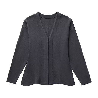 Verleihen Sie Ihrem Look mit unserem Damen-Strickmantel mit V-Ausschnitt eine zeitlose Eleganz