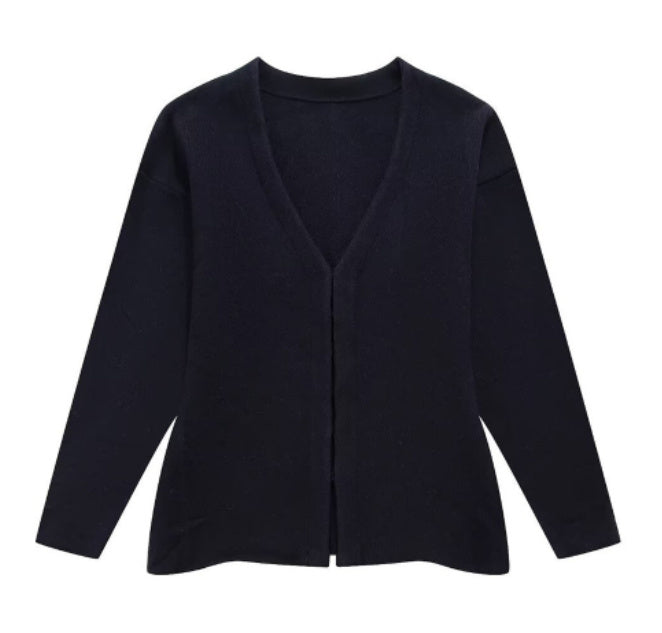 Verleihen Sie Ihrem Look mit unserem Damen-Strickmantel mit V-Ausschnitt eine zeitlose Eleganz