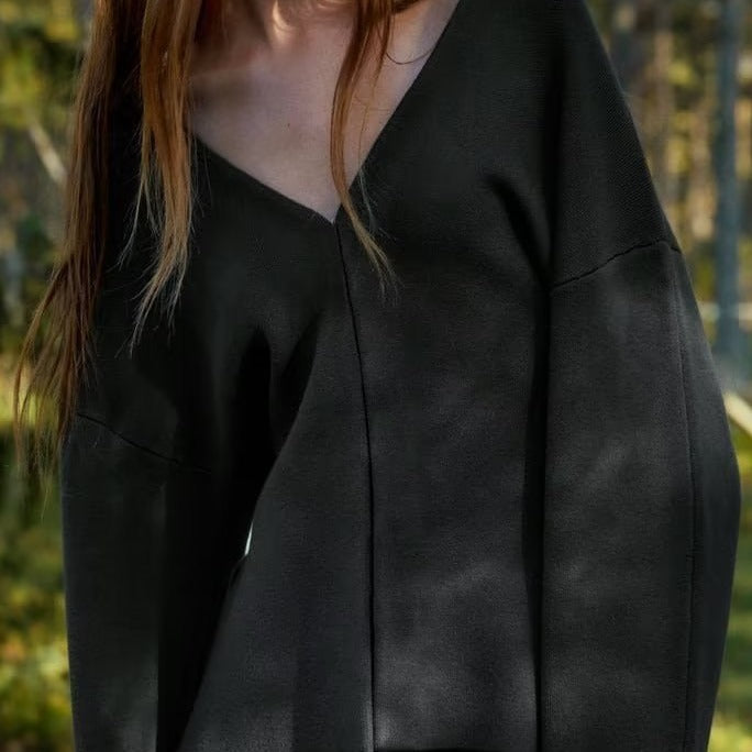Verleihen Sie Ihrem Look mit unserem Damen-Strickmantel mit V-Ausschnitt eine zeitlose Eleganz